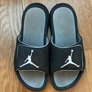 Nike Black and Gray Kids Flip Flop Sandals 7 men’s/big kids (women 8-1/2-9)